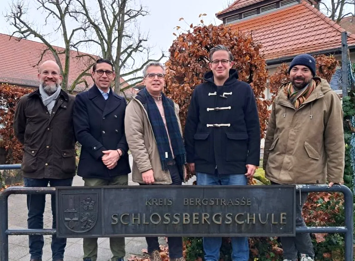 Der Vorstand des Schulvereins vor der Schlossbergschule in Bensheim-Auerbach